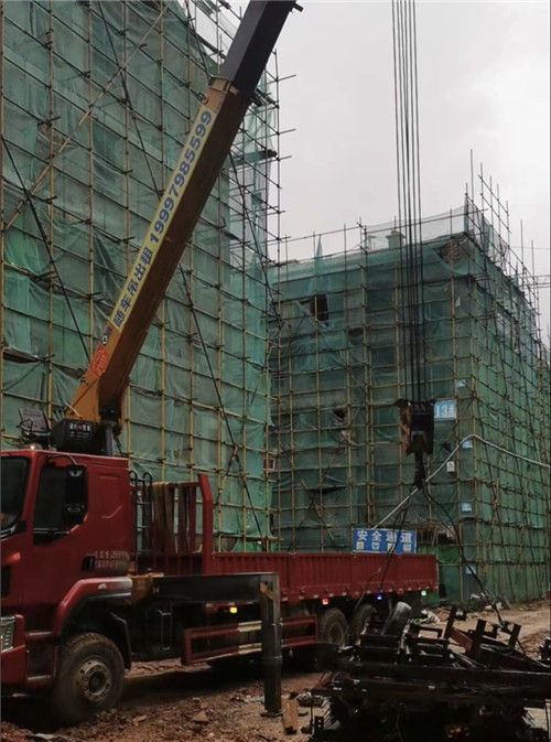 金川县“慢工细活”—— 吊车的 “微动控制” 技术