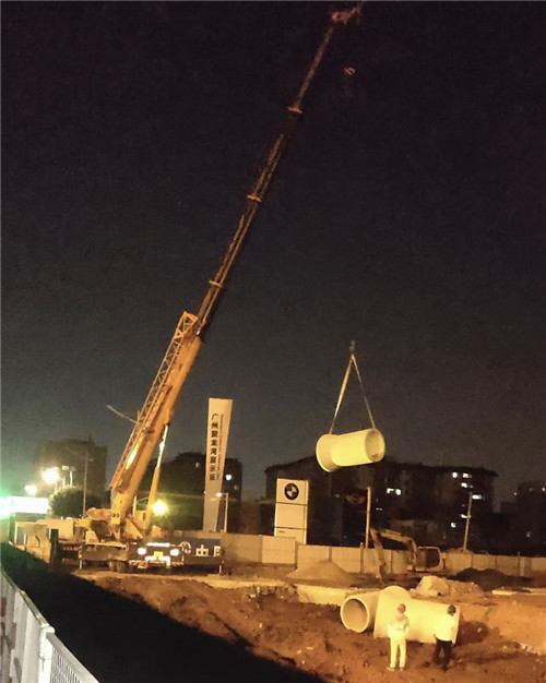 金川县“弯臂矫正”—— 吊车的 “形变补偿” 技术